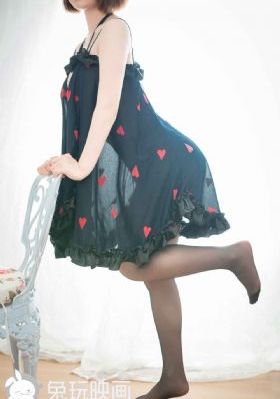 女人裸露双乳给男人喂奶文